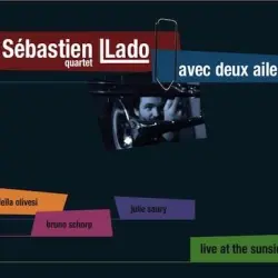 Avec deux ailes